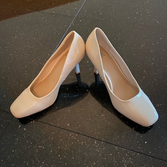 ❤️ in a D SHINY WOMEN’S dressy heals in Cream White size 7.5 NEW - Picture 4 of 10